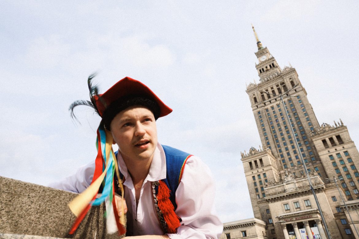 Kamil Hasselhoff z nowym singlem i absurdalnym visualizerem