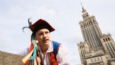 Kamil Hasselhoff z nowym singlem i absurdalnym visualizerem