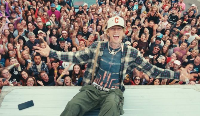 mgk zaprezentował nowy klip