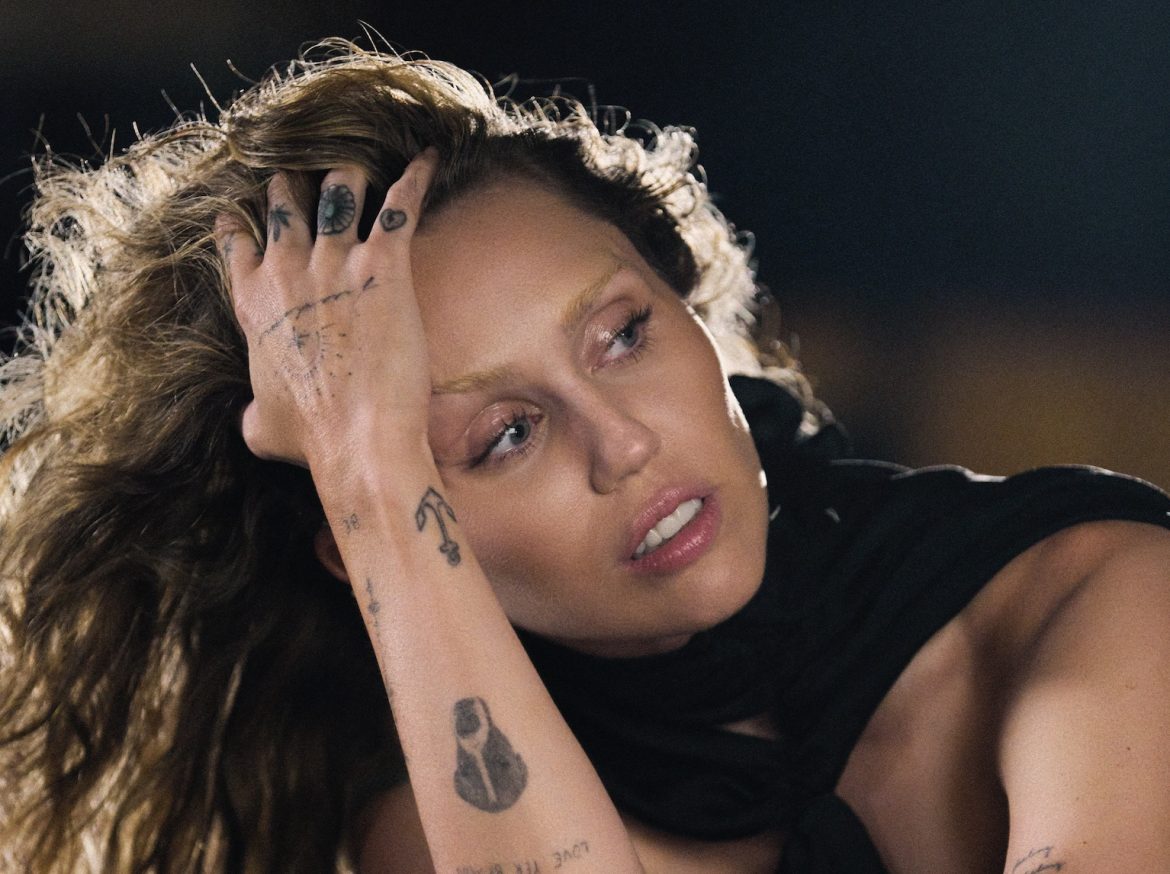 Miley Cyrus prezentuje „Something Beautiful (Deluxe)” z nowym singlem „Secrets”