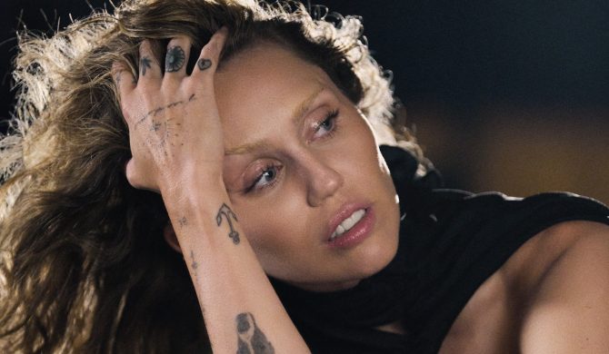 Miley Cyrus prezentuje „Something Beautiful (Deluxe)” z nowym singlem „Secrets”