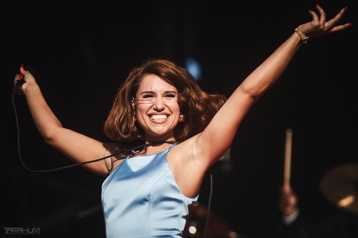 Po porywającym koncercie na Open’erze RAYE wraca na halowy występ do Polski