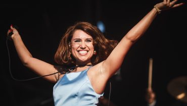 Po porywającym koncercie na Open’erze RAYE wraca na halowy występ do Polski