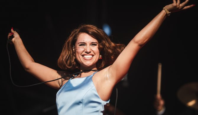 Po porywającym koncercie na Open’erze RAYE wraca na halowy występ do Polski