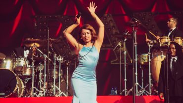 RAYE szuka męża i rusza w światową trasę koncertową