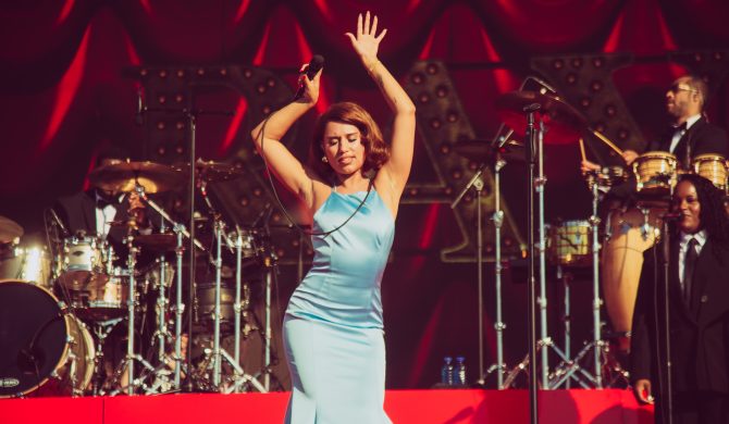 RAYE szuka męża i rusza w światową trasę koncertową