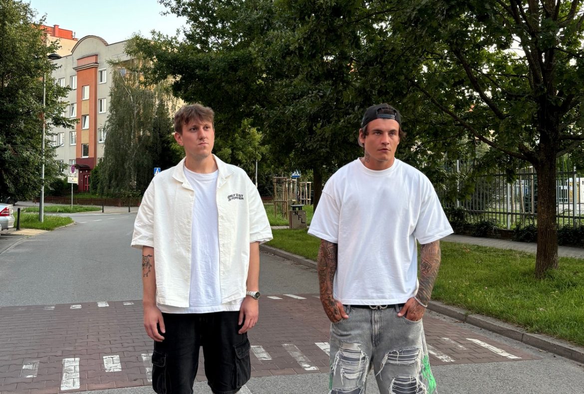 UNDER TWIST 2 rusza z miejsca – premiera singla „Nowe miasta” od Adveza, Frostiego i Foxsa