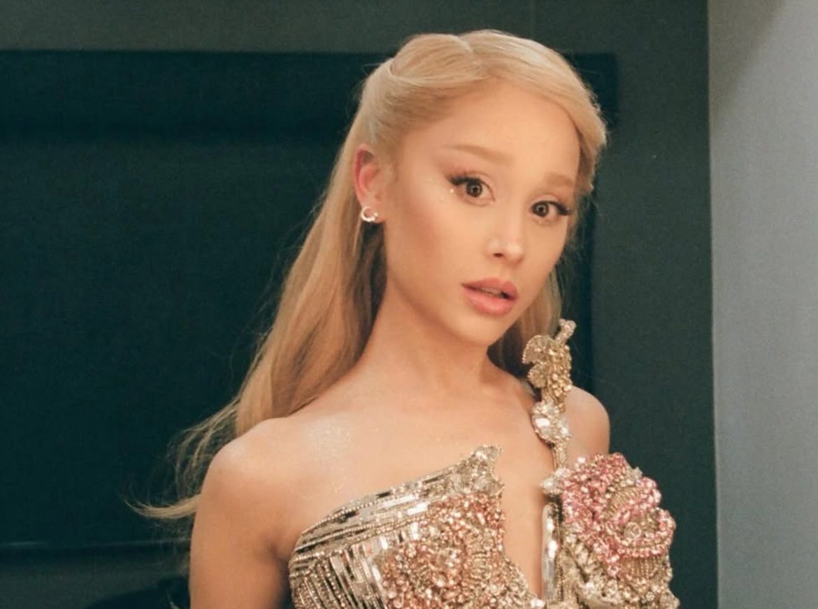 98-letnia babcia Ariany Grande bije rekord na Billboard Hot 100. Jest najstarszą osobą, która pojawiła się w zestawieniu