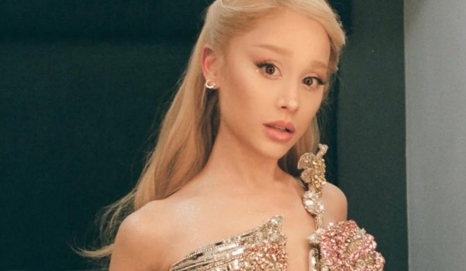 98-letnia babcia Ariany Grande bije rekord na Billboard Hot 100. Jest najstarszą osobą, która pojawiła się w zestawieniu