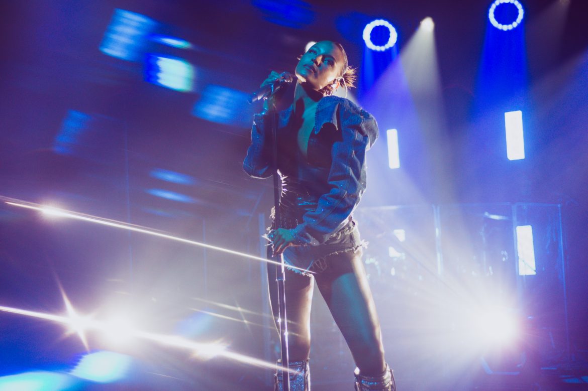 Julia Wieniawa lepsza od sanah i Maty. „Światłocienie” debiutują na szczycie Olisu