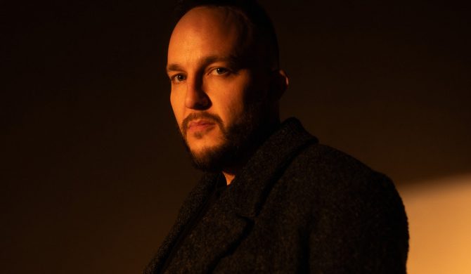 Ten Typ Mes z nowym albumem „Bukowski” – wydanym równo 20 lat po debiucie rapera