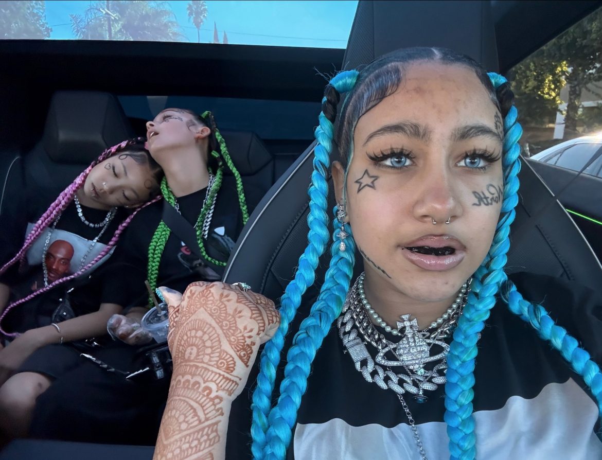 12-letnia córka Kanye Westa i Kim Kardashian szokuje wyglądem. Tatuaże na twarzy, czarne zęby i niebieskie włosy