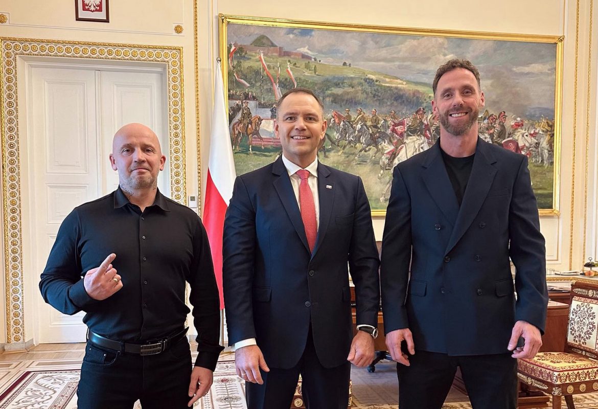 Prezydent Karol Nawrocki w bluzie PC Park od Peji