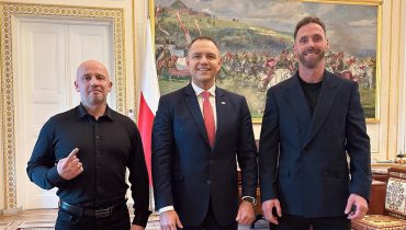 Prezydent Karol Nawrocki w bluzie PC Park od Peji