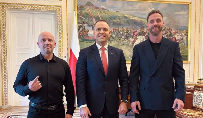 Prezydent Karol Nawrocki w bluzie PC Park od Peji