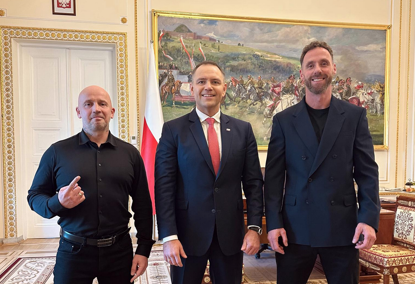 Prezydent Karol Nawrocki w bluzie PC Park od Peji