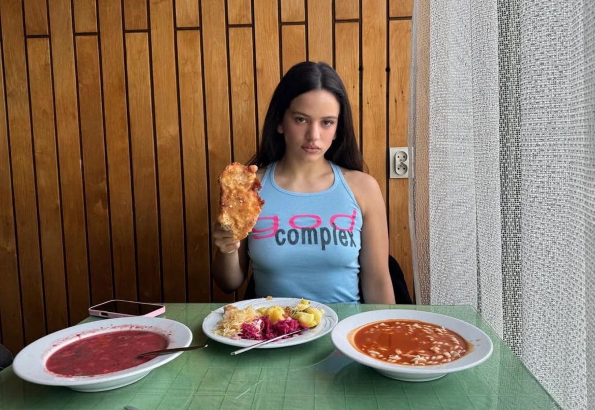 Rosalia pozuje ze schabowym i pomidorową na warszawskiej Pradze