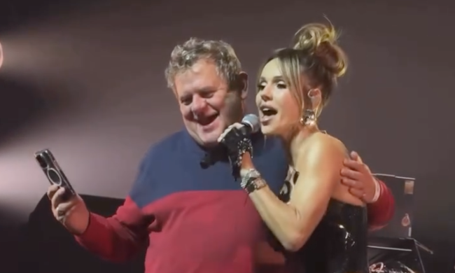 Doda wyprowadziła Kazika za rękę na scenę. Rockman próbował zaśpiewać z nią refren wielkiego hitu