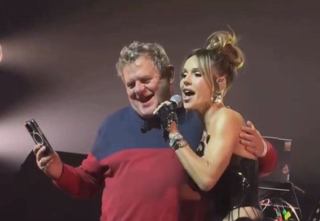 Doda wyprowadziła Kazika za rękę na scenę. Rockman próbował zaśpiewać z nią refren wielkiego hitu