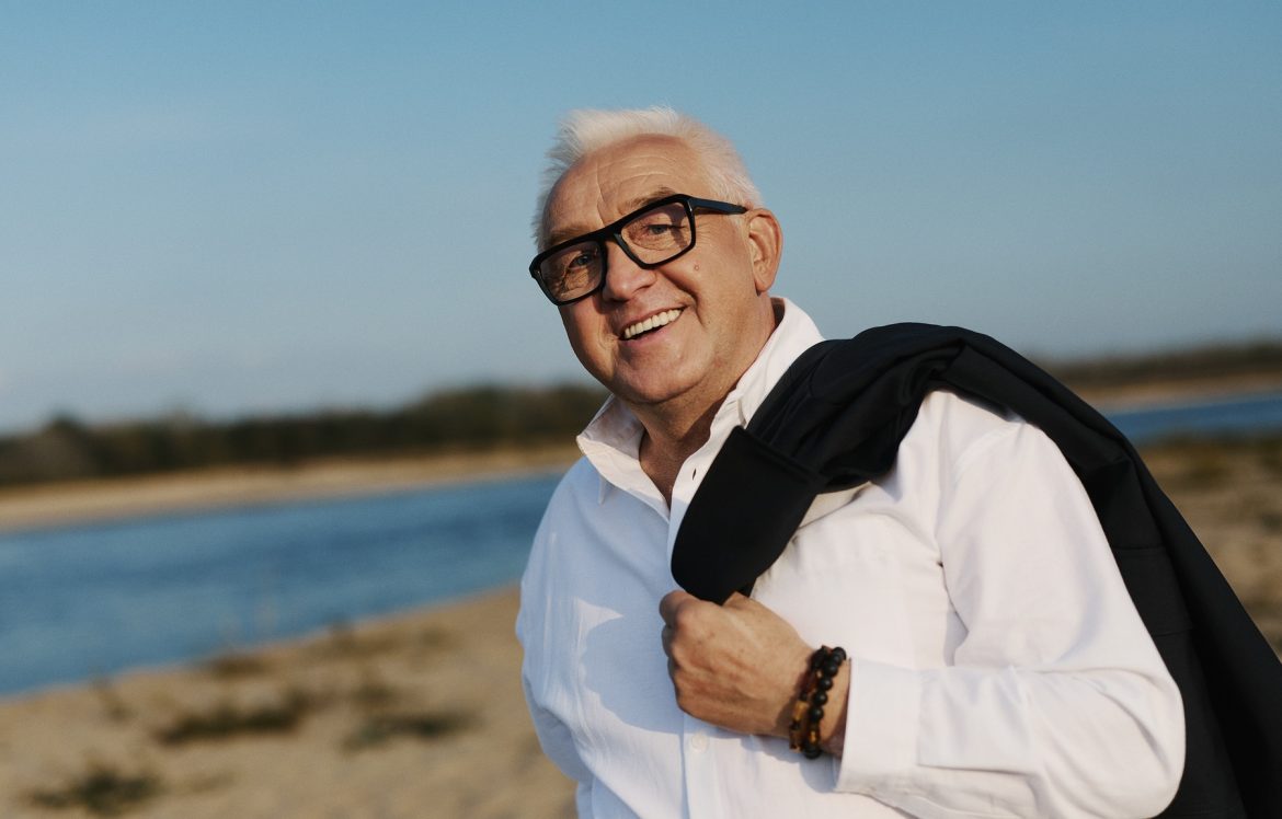 Laureat 6. Edycji The Voice Senior debiutuje w barwach Warner Music Poland