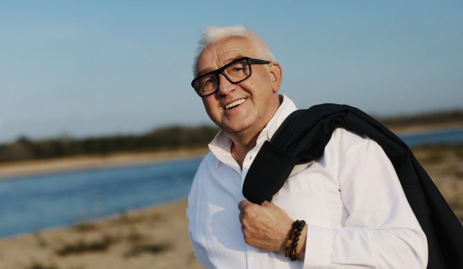 Laureat 6. Edycji The Voice Senior debiutuje w barwach Warner Music Poland