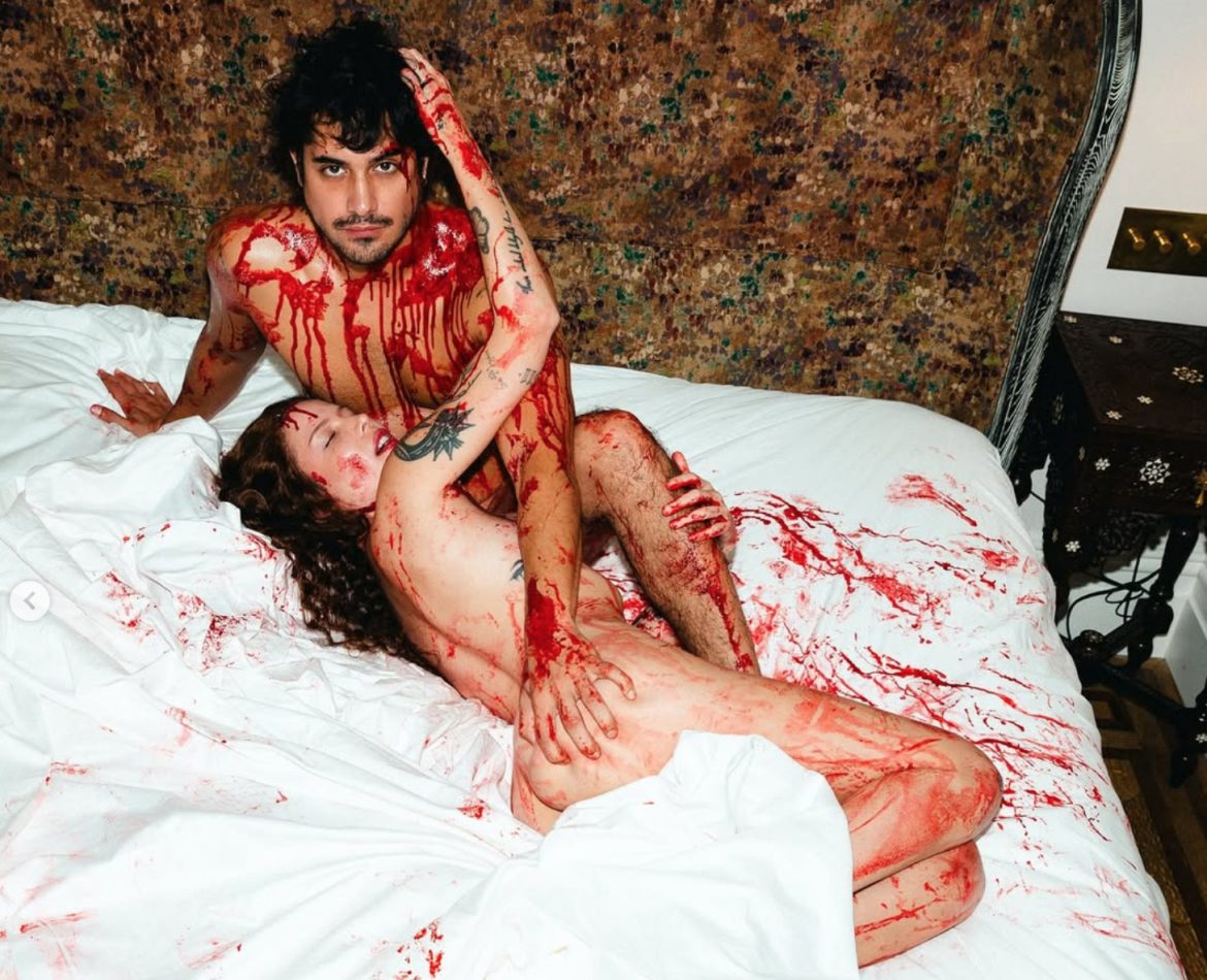 Halsey i jej narzeczony całkowicie nago w szokującym stroju na Halloween
