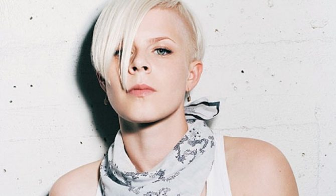 Teledysk: Robyn – „Dancing On My Own”