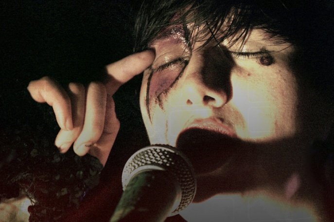 Wokalistka YYYs coveruje dla „Jackassa”