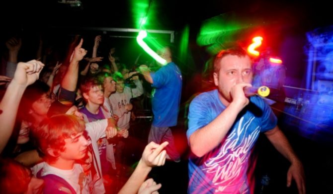 Małpa zaprasza – tak po ludzku, zwyczajnie (VIDEO)