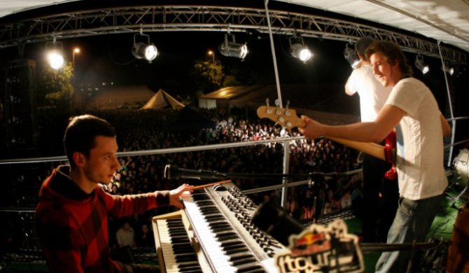 Młody rock z dachu autobusu