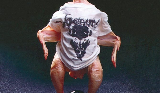 Kurczak z garmażerki i dziewczyna na kiblu