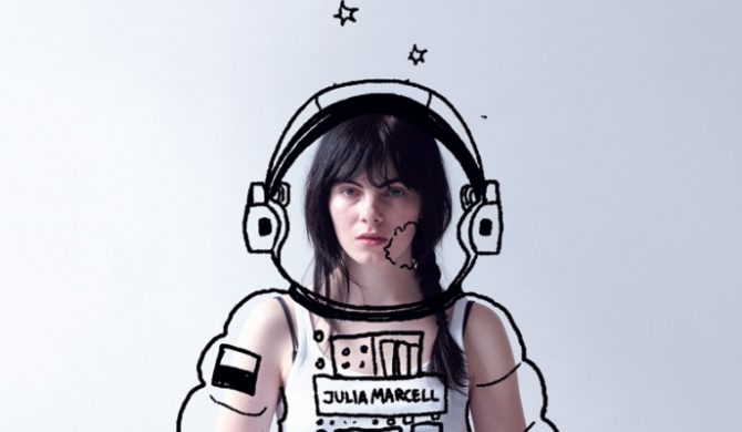 Julia Marcell pokazuje okładkę