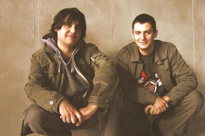 Piotr Banach i Ludzie Mili śpiewają piosenkę drogi