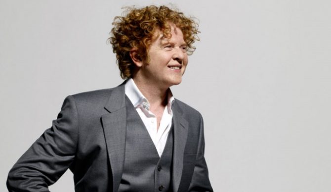 Wokalista Simply Red żyje