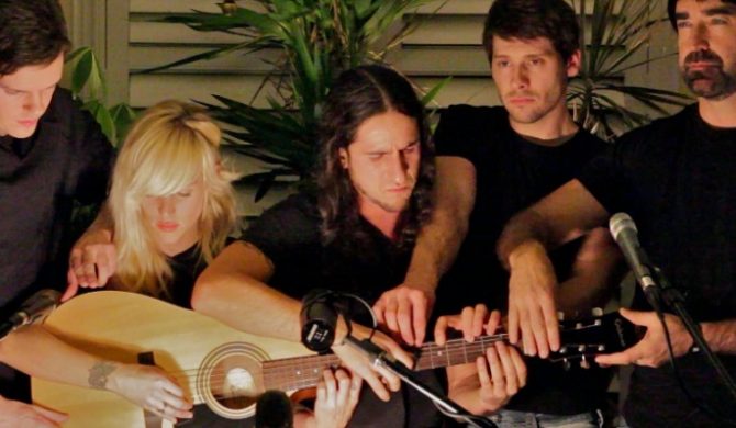 Autorzy koweru Gotye mają kontrakt