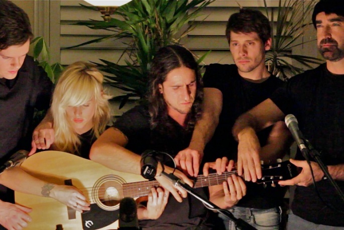 Autorzy koweru Gotye mają kontrakt