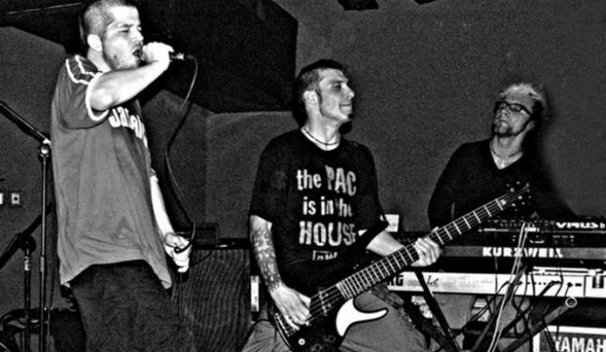 Zaśpiewał refren dla Hurtu