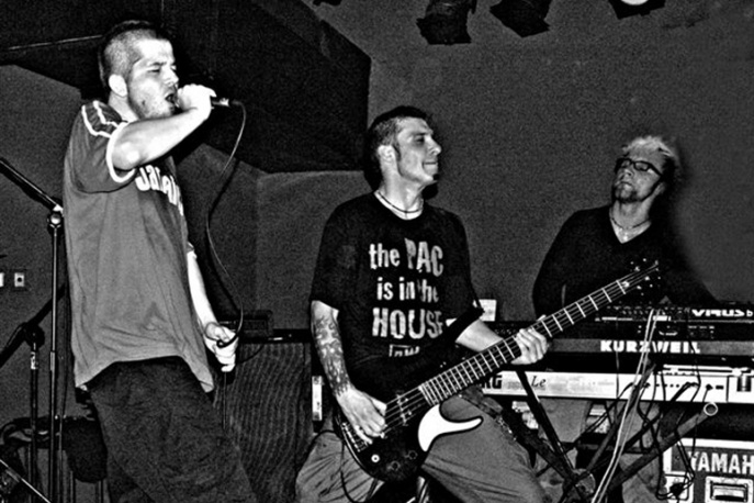 Zaśpiewał refren dla Hurtu