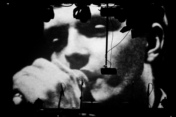 New Order w hołdzie Curtisowi – posłuchaj