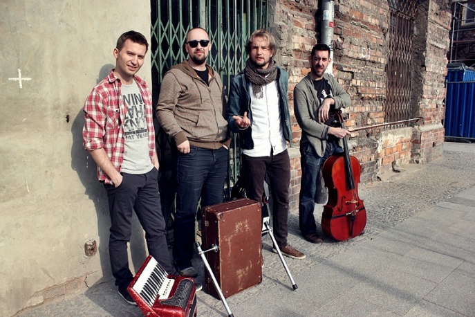 Teddy Jr. przed Peterem Gabrielem i Monnface