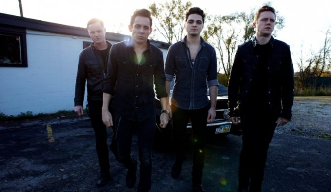 Mona zagra przed Queen