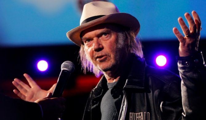 Neil Young z zespołem koweruje hymn (audio)
