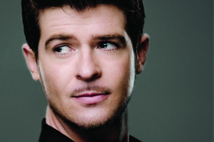 Robin Thicke składa hołd Houston