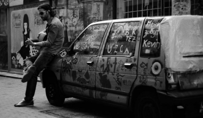 Marcin Rozynek koweruje Hey i Smolika