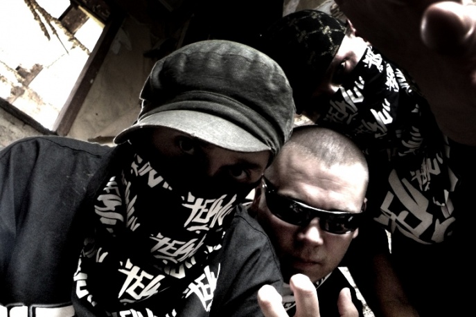 Trzeci Wymiar i Tewu na płycie Slums Attack