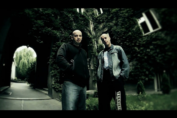 Peja w klipach Kroolika Underwood i Śliwy