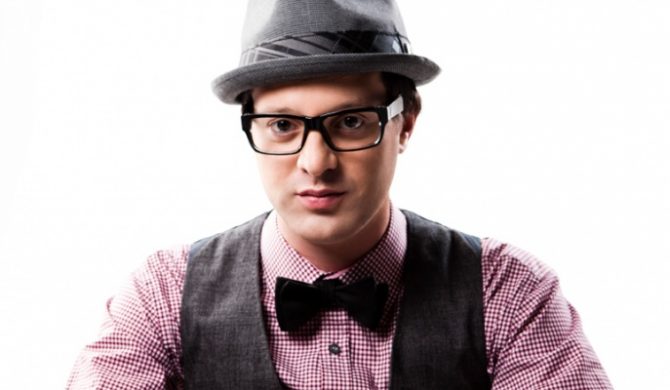 Mayer Hawthorne otoczony modelkami – video