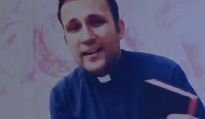 Ksiądz rapuje na bicie Jota – video