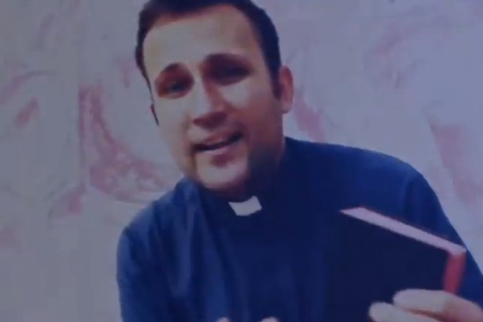 Ksiądz rapuje na bicie Jota – video