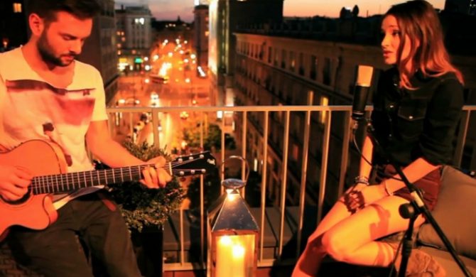 Marina śpiewa Rihannę na balkonie